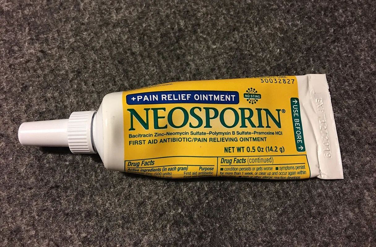 Neomycin/polymyxin B/bacitracin